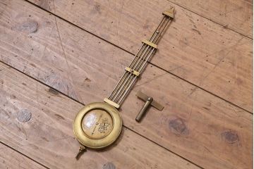 アンティーク時計　大正昭和初期　SEIKOSHA(精工舎、セイコー)　ゼンマイ式　スリゲル型　琺瑯文字盤　凝った意匠が目を引く掛け時計(古時計、柱時計、座敷時計)(R-045482)